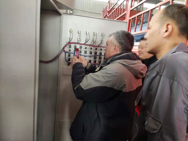 俄羅斯客戶參觀拋丸機設(shè)備 俄羅斯客戶參觀拋丸機設(shè)備